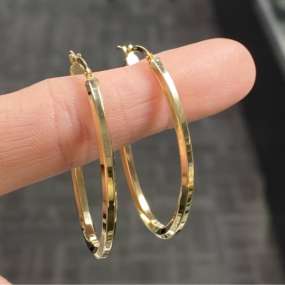 Solid 14k Yellow Gold Women's Oval Hoop Earrings - Picture 2 of 9